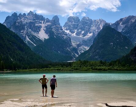 Zwei Mountainbiker mit den Füßen im Wasser Pragser Wildsee
