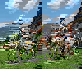 mountainbiker-im-hotelgarten