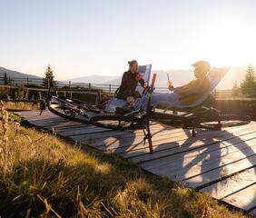 Zwei Mountainbiker pausieren am Berg
