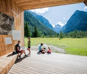 Una famiglia osserva le Tre Cime di Lavaredo