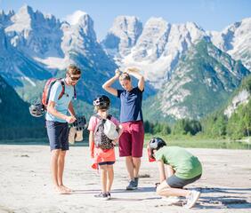 Una famiglia con due bambini fa una pausa al Lago di Landro