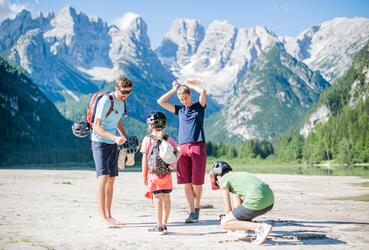 Una famiglia con due bambini fa una pausa al Lago di Landro
