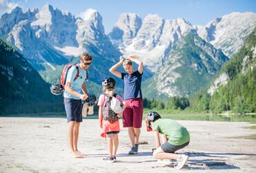 Una famiglia con due bambini fa una pausa al Lago di Landro