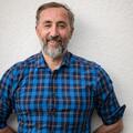 Eine Nahaufnahme des Gastgebers Alex Resch.