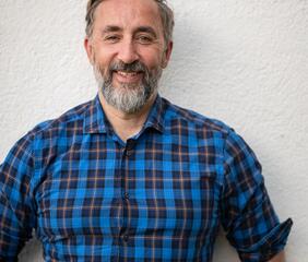 Eine Nahaufnahme des Gastgebers Alex Resch.