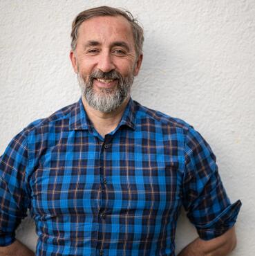 Eine Nahaufnahme des Gastgebers Alex Resch.