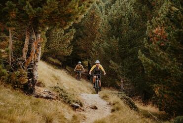 Due mountain biker percorrono un trail in autunno
