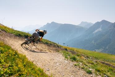 Eine Mountainbikerin im Bikepark Kronplatz-Furcia