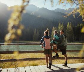Eine Familie mit einem Kind beim Antholzer See
