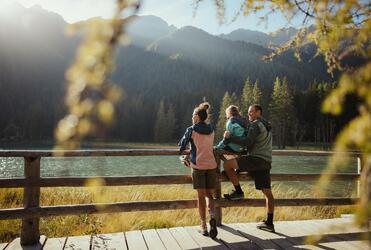 Una famiglia con un bambino al Lago di Anterselva