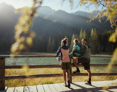 Eine Familie mit einem Kind beim Antholzer See