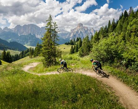 Due mountain biker percorrono un trail