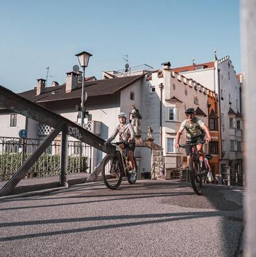 Zwei Mountainbiker fahren durch Brixen