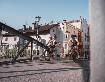 Due mountain biker attraversano Bressanone