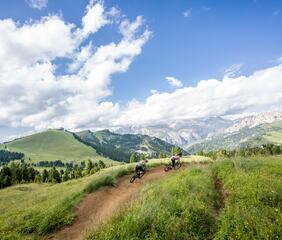 Zwei Mountainbiker im Bikepark Alta Badia