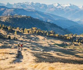 Zwei Mountainbiker fahren einen Trail in Alta Badia