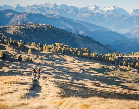 Zwei Mountainbiker fahren einen Trail in Alta Badia