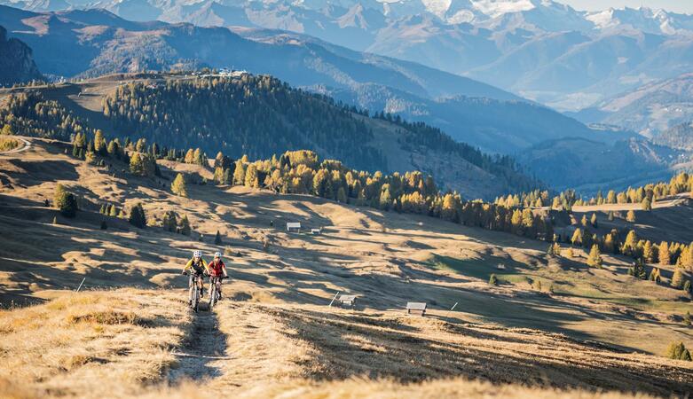 Zwei Mountainbiker fahren einen Trail in Alta Badia