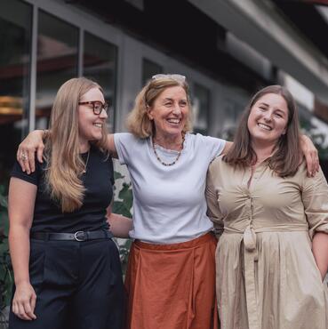 Auf dem Bild sind die Gastgeber Agnes, Carmen und Anna vom Hotel Innerhofer zu sehen.