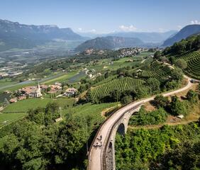 3 Radfahrer auf der Alten Bahntrasse im Süden Südtirols