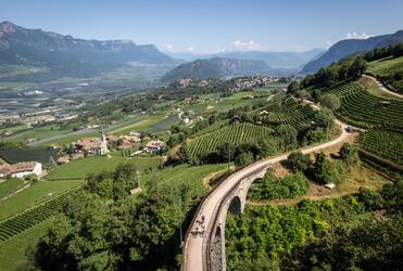 3 Radfahrer auf der Alten Bahntrasse im Süden Südtirols