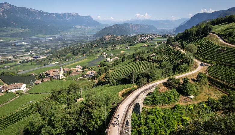 3 Radfahrer auf der Alten Bahntrasse im Süden Südtirols