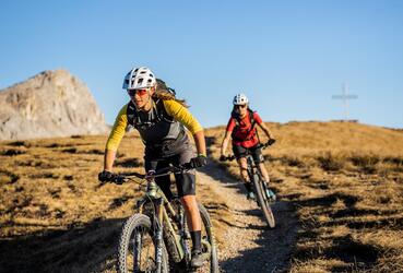 Ein Mann und eine Frau fahren einen Mountainbike-Trail