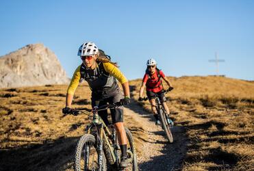Un uomo e una donna percorrono un trail in mountain bike
