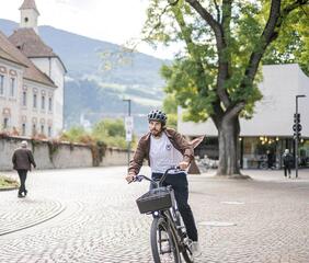 Un uomo va in bicicletta attraverso Bressanone