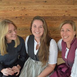 Nell’immagine sono visibili le padrone di casa Carmen, Anna e Agnes del Bike-Hotel Innerhofer a Gais, in Val Pusteria.