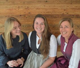Zu sehen sind die Gastgeberinnen Carmen, Anna und Agnes vom Bike-Hotel Innerhofer in Gais im Pustertal.