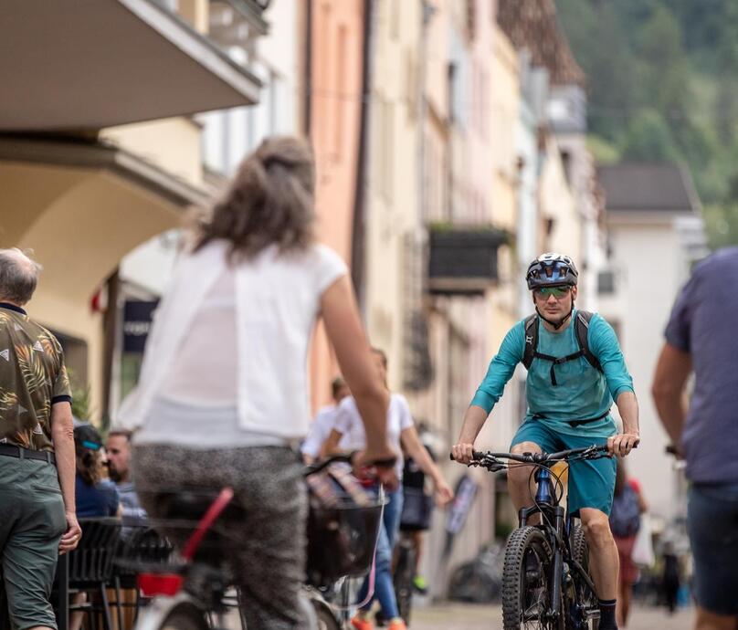 Ciclisti nel centro storico di Bressanone