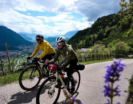 Un uomo e una donna vanno in bicicletta da corsa