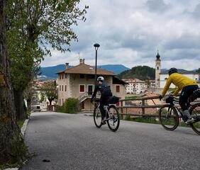 Due ciclisti sono in giro in un villaggio