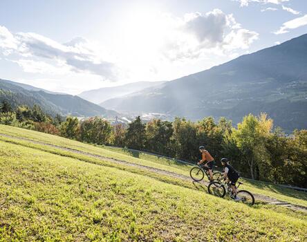 Due cicliste percorrono un trail in salita