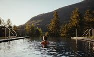 Una donna nella piscina dell’Hotel Digon
