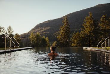 Eine Frau im Pool des Hotel Digon