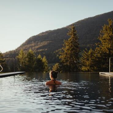 Eine Frau im Pool des Hotel Digon