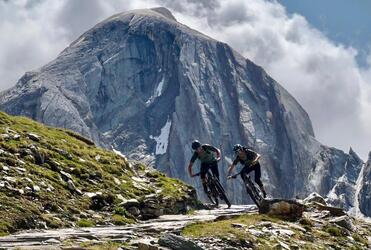 Due mountain biker percorrono un trail nelle Dolomiti