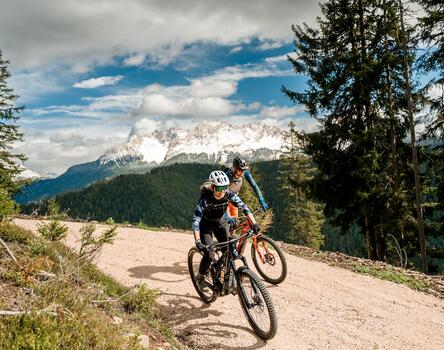 Two bikers are riding a trail in Deutschnofen