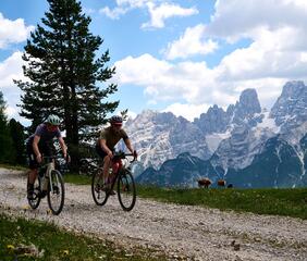 Zwei Mountainbiker in den Dolomiten