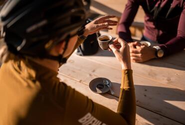 Zwei Fahrradfahrer trinken einen Kaffee