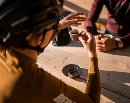 Zwei Fahrradfahrer trinken einen Kaffee