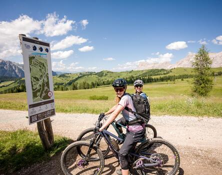 Zwei Mountainbiker im Bikepark Alta Badia