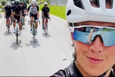 Eine Gruppe von Rennradfahrern