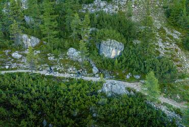 Zwei Mountainbikerinnen fahren einen Trail am Heiligkreuz (La Crusc) in Alta Badia.