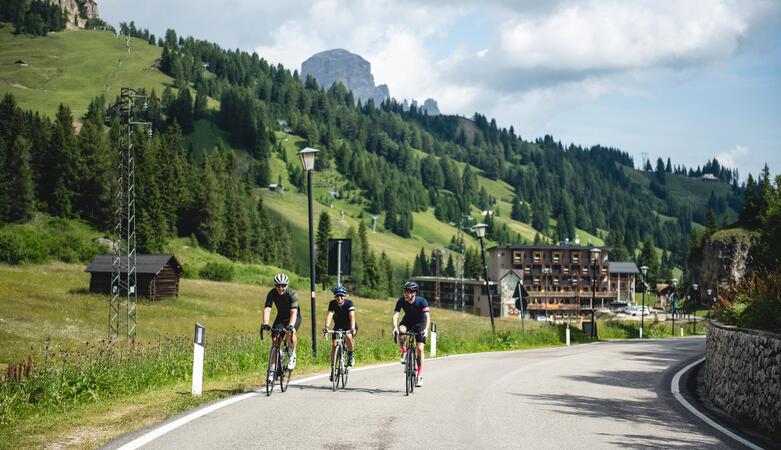 Drei Rennradfahrer auf den Campolongo Pass