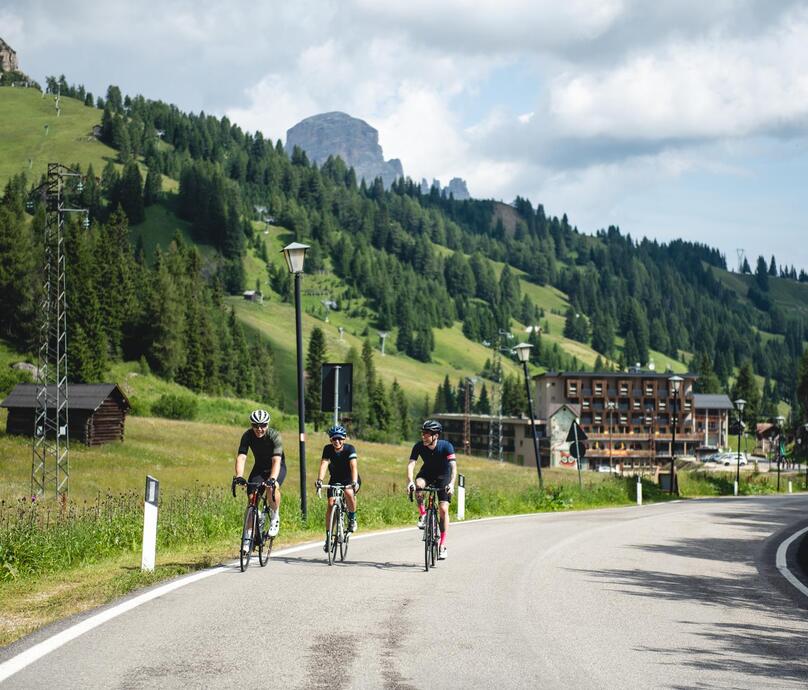 Drei Rennradfahrer auf den Campolongo Pass