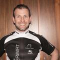 Bild des Gastgebers Manfred Gruber im Bikershirt.