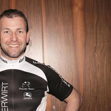 Bild des Gastgebers Manfred Gruber im Bikershirt.